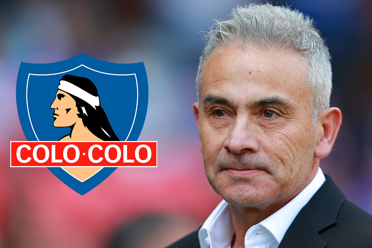 Primer plano al rostro de Juvenal Olmos con un escudo de Colo-Colo.