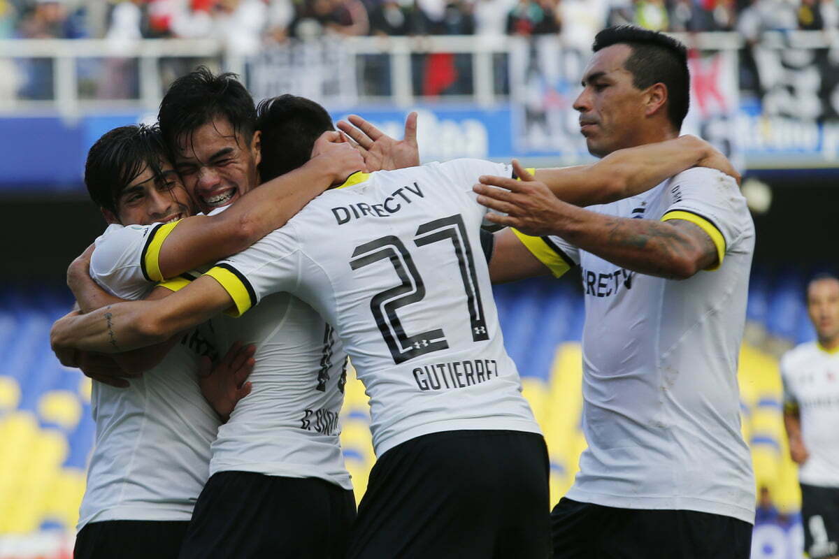 Plantel de Colo-Colo celebrando un gol de Bryan Carvallo en el Estadio Ester Roa de Concepción.