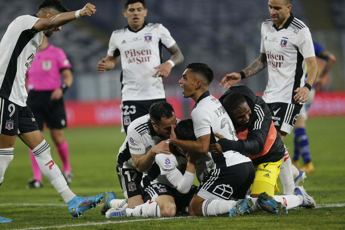 Plantel de Colo-Colo se abraza y celebra un gol durante la temporada 2022.