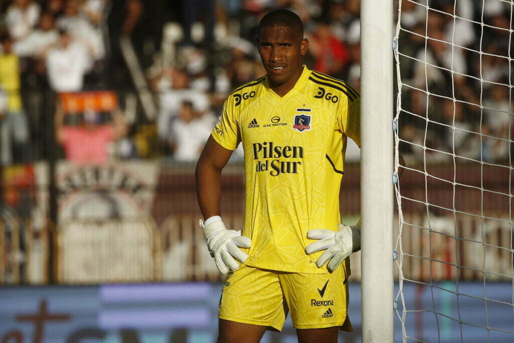 Omar Carabalí con la camiseta de Colo-Colo