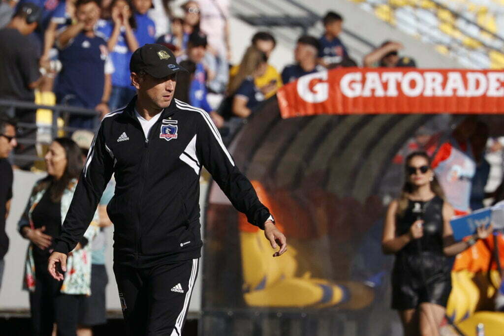 Luis Mena dirigiendo y mirando el partido de Colo Colo femenino