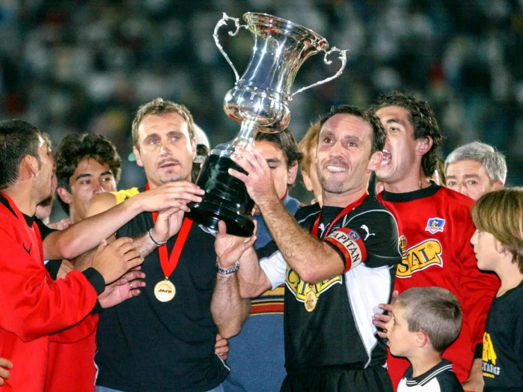 Marcelo Espina y Marcelo Barticciotto levantando el título de campeón en la quiebra.