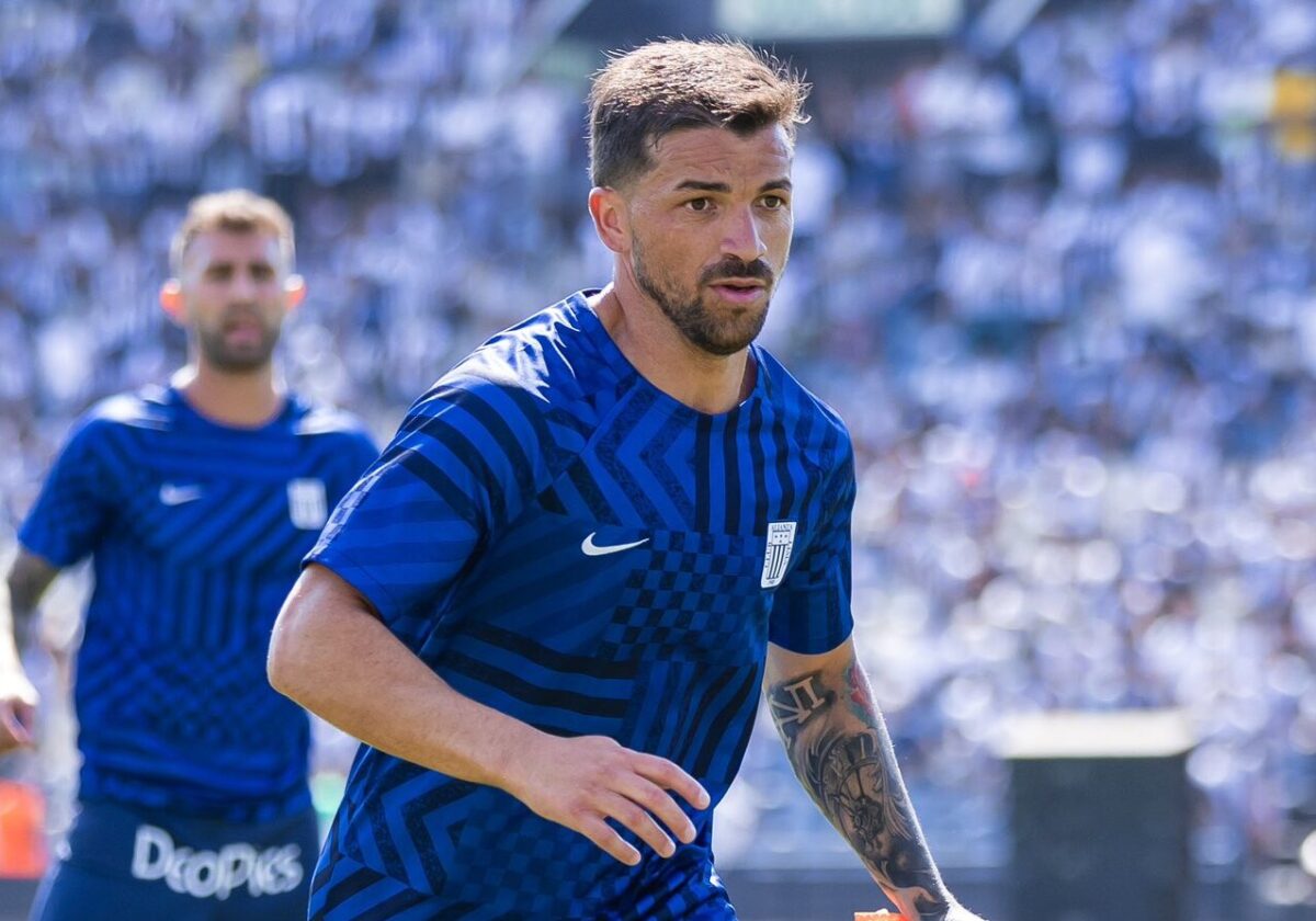 Gabriel Costa con la camiseta azul de Alianza Lima