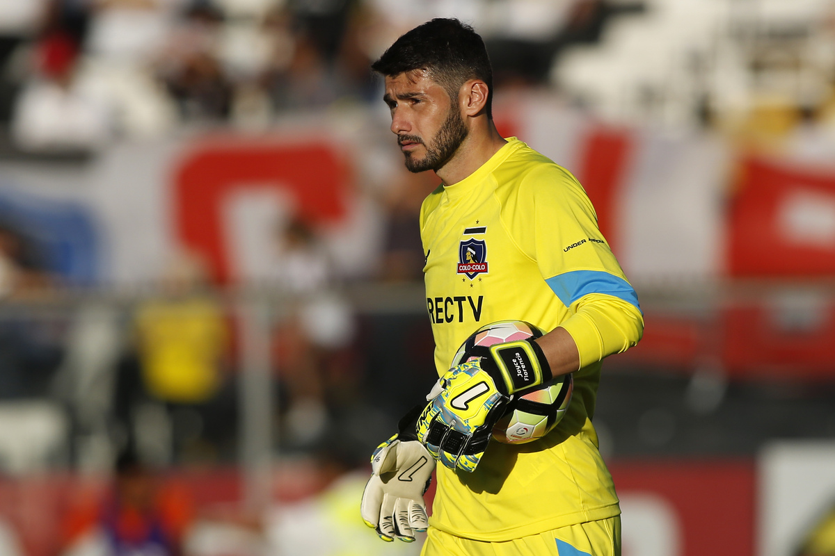 Paulo Garces defendiendo el arco de Colo-Colo.