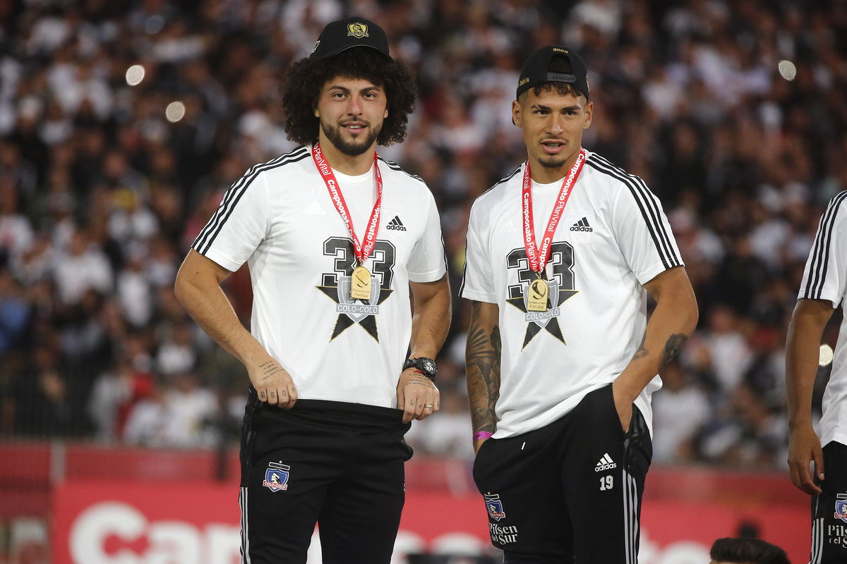 Foto de Maximiliano Falcón y Alan Saldivia durante la premiación al primer equipo de Colo-Colo de la estrella 33 en el Estadio Monumental.