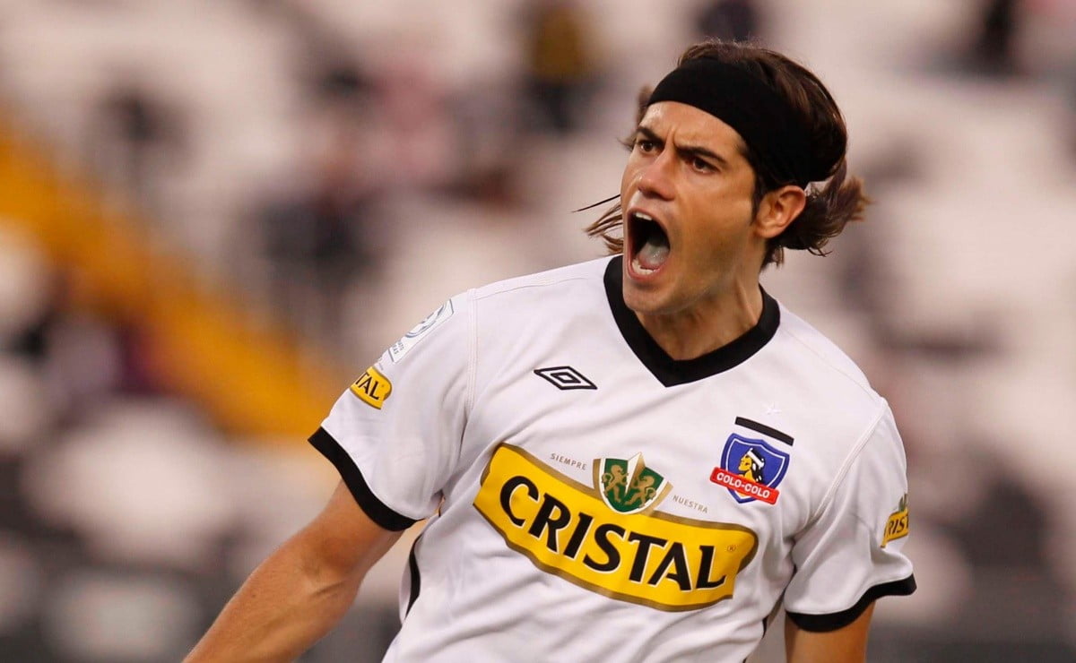 Ezequiel Miralles celebrando un gol con la camiseta de Colo-Colo
