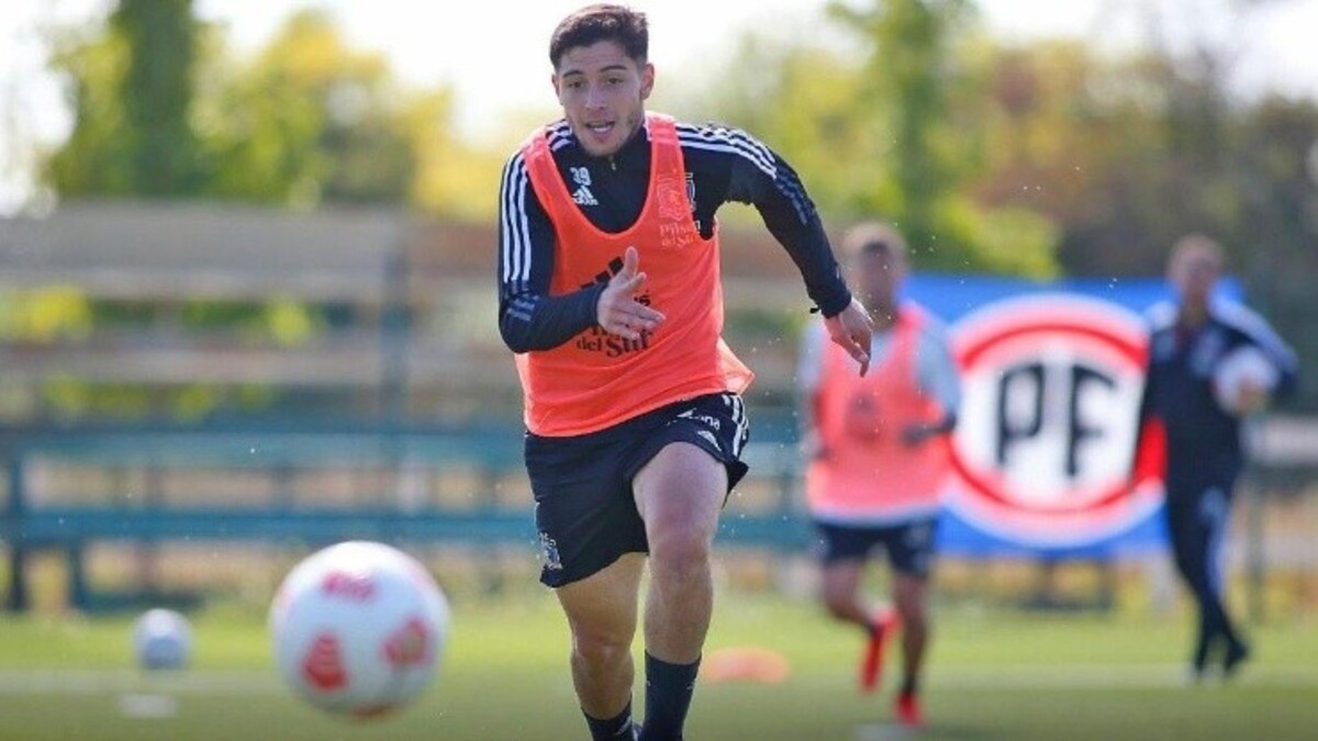 David Tati entrenando con indumentaria de Colo-Colo en el Estadio Monumental.