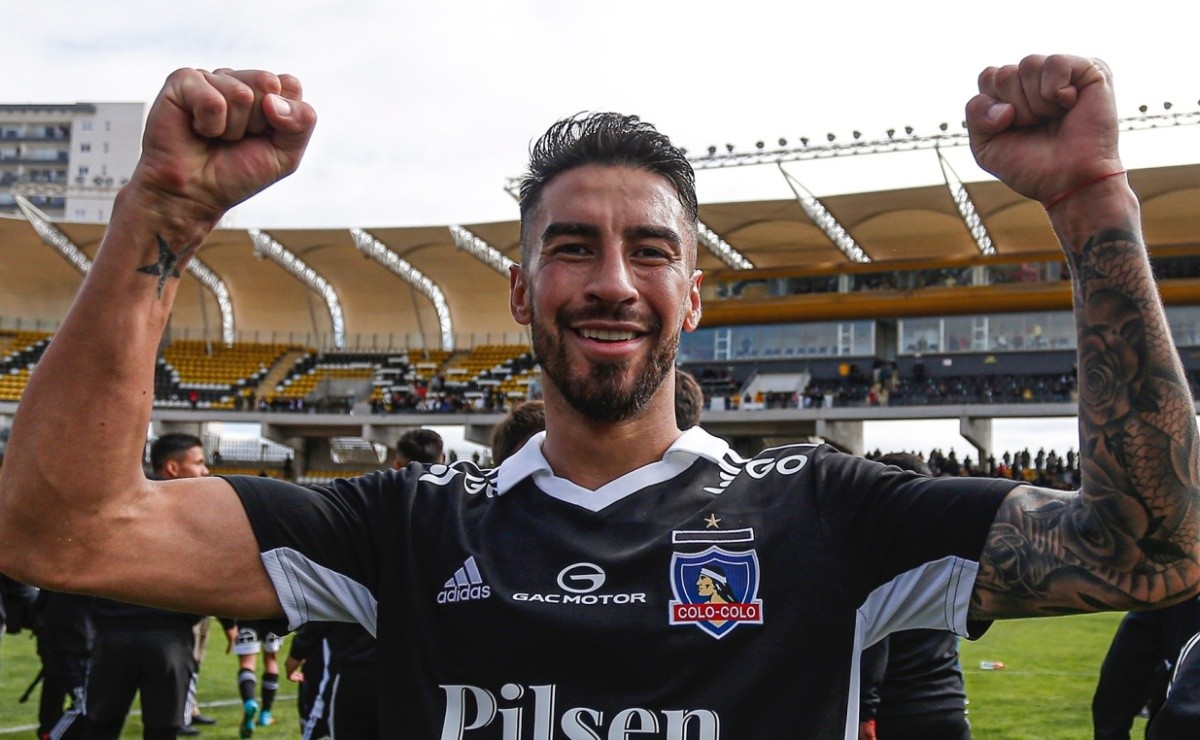 Juan Martín Lucero celebrando un gol con Colo-Colo.