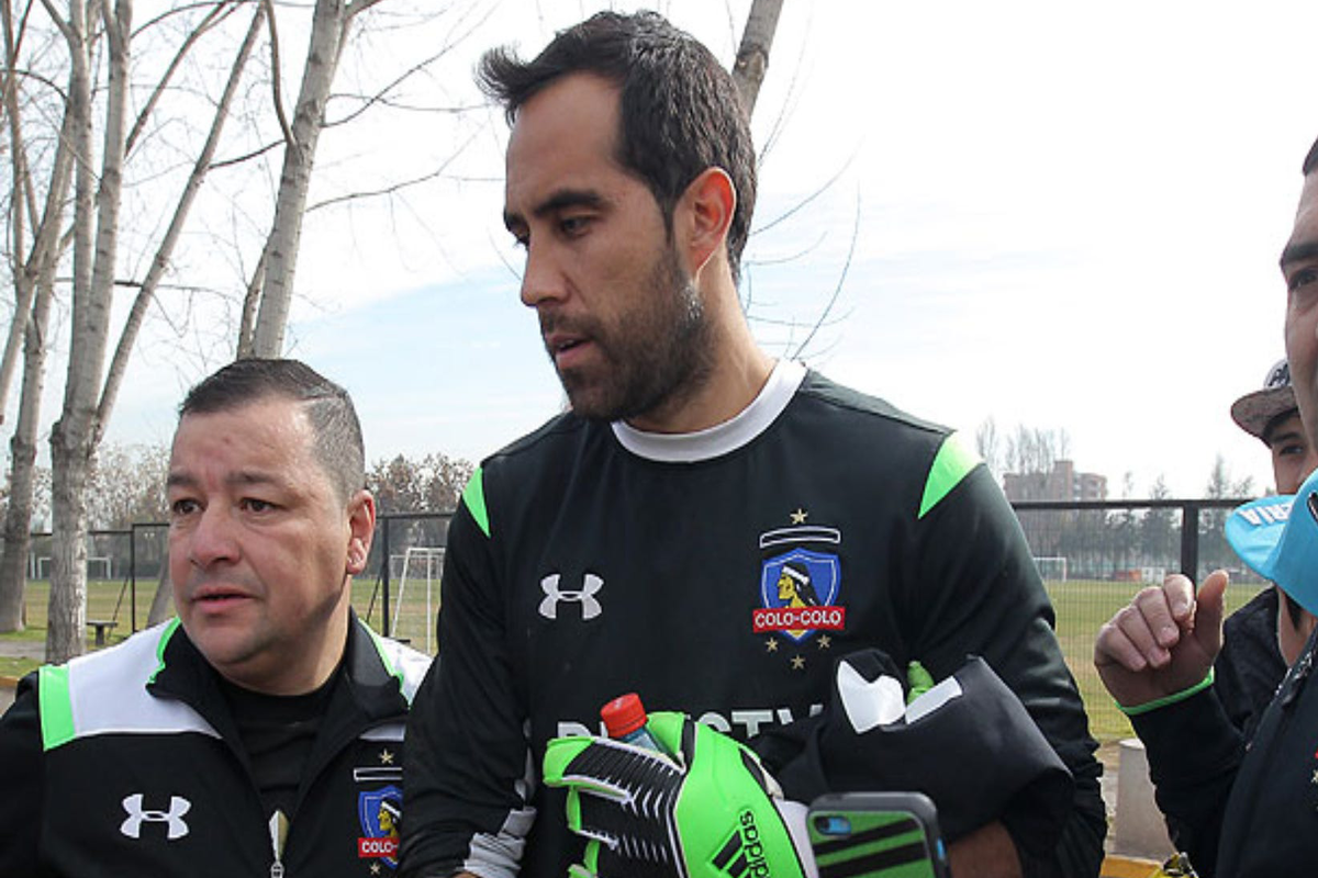 Primer plano a Claudio Bravo entrenando en el Estadio Monumental.