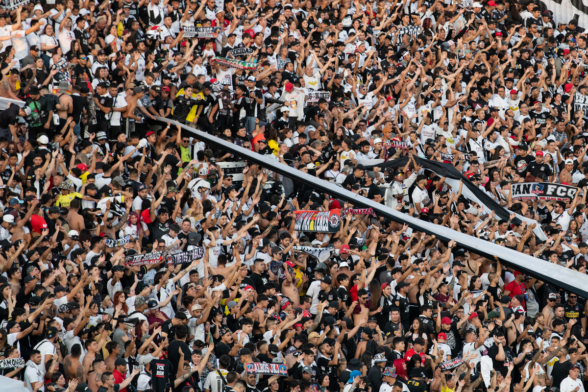 Hinchas de Colo-Colo agolpados en el Estadio Monumental.