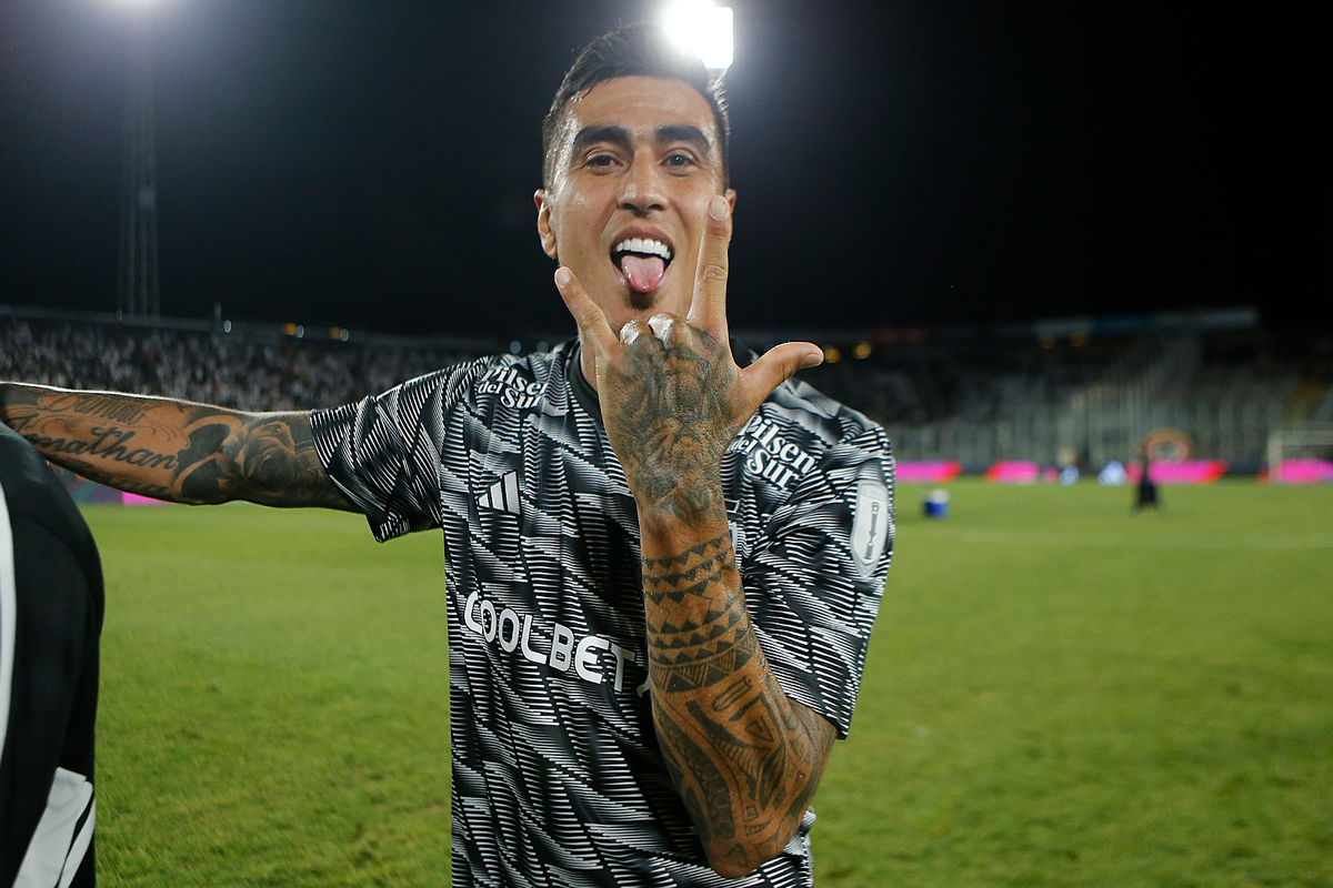 Darío Lezcano haciendo el clásico saludo de Colo-Colo en plena cancha del Estadio Monumental.