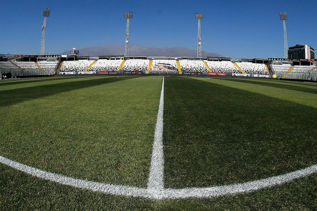 Campo de juego del Estadio Monumental.