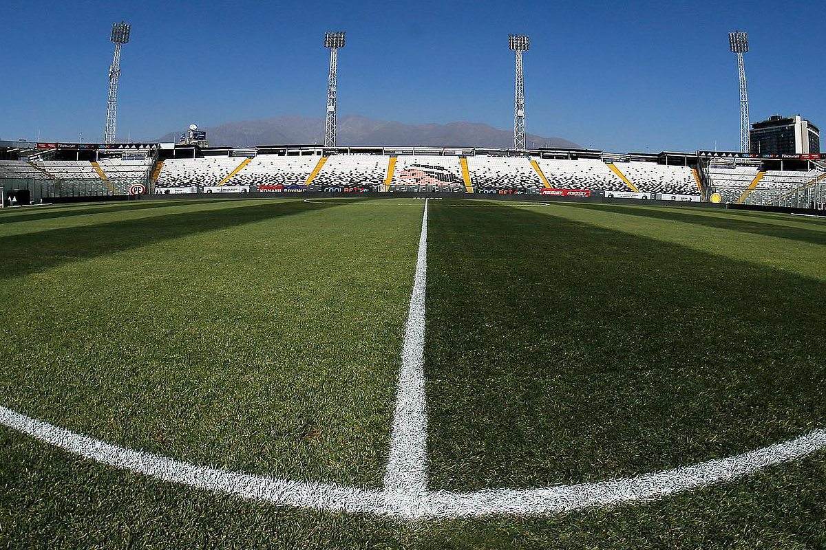 Campo de juego del Estadio Monumental.