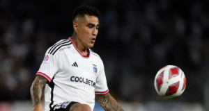 Darío Lezcano controlando el balón en partido de Colo Colo