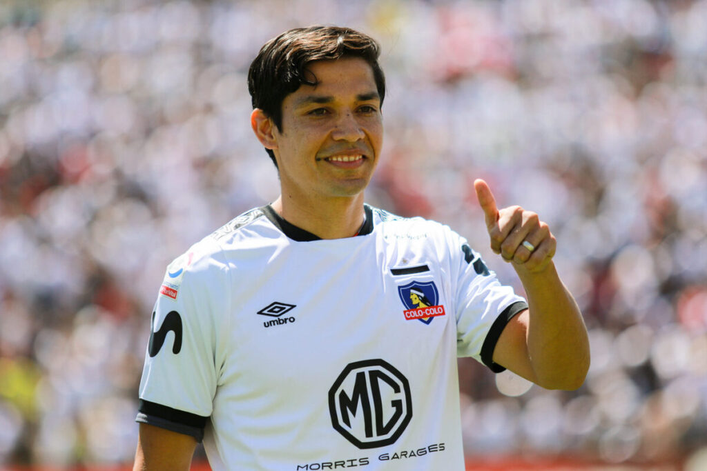 Matías Fernández levantando el pulgar con la camiseta de Colo Colo