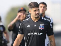 Matías de los Santos mirando fijamente durante un entrenamiento de Colo-Colo.