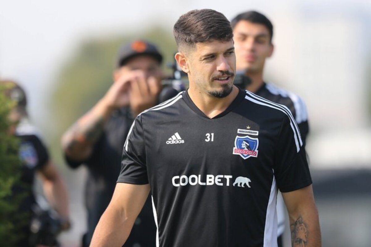 Matías de los Santos mirando fijamente durante un entrenamiento de Colo-Colo.