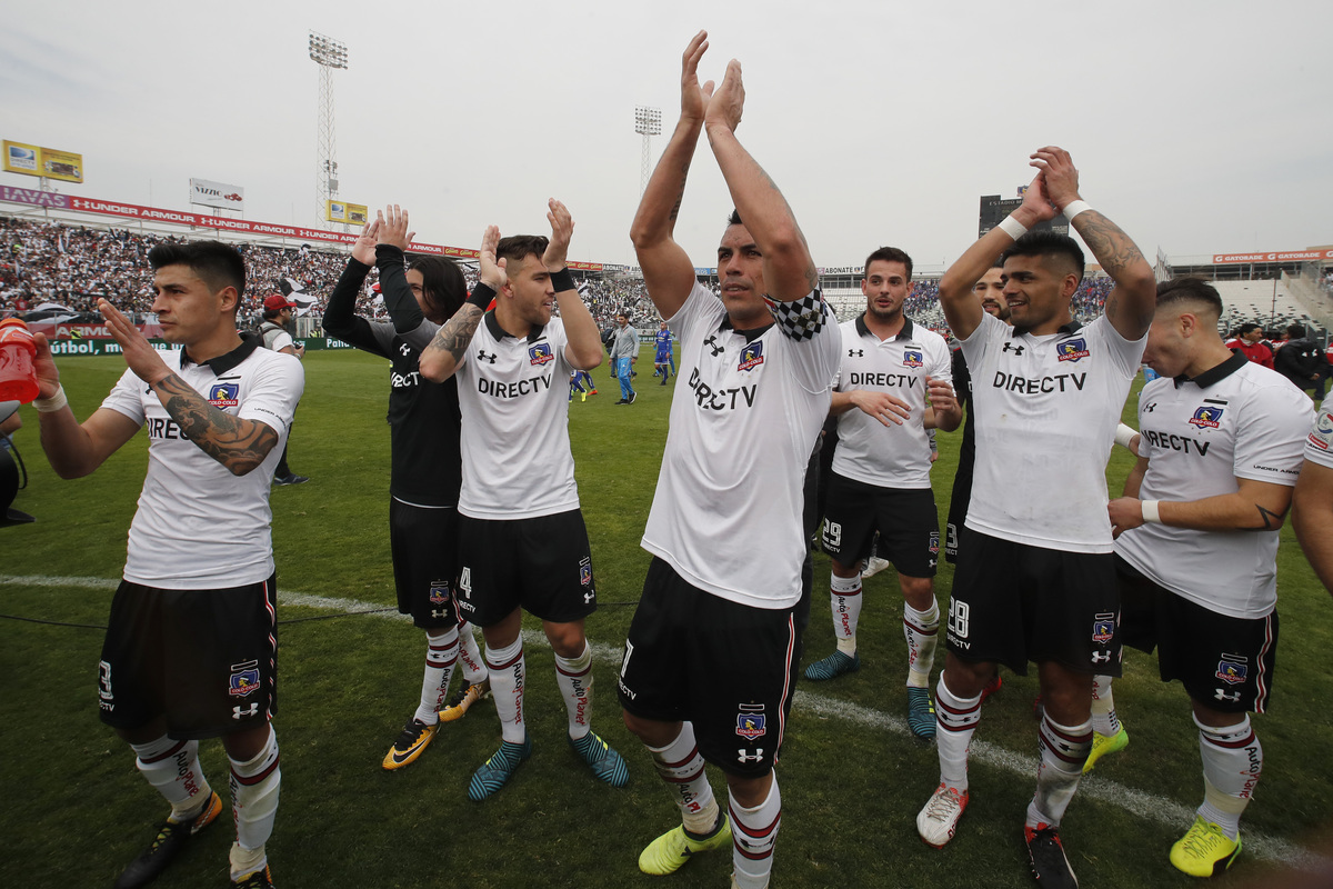 Futbolistas de Colo-Colo durante la temporada 2017 se despiden del público presente en el Estadio Monumental.