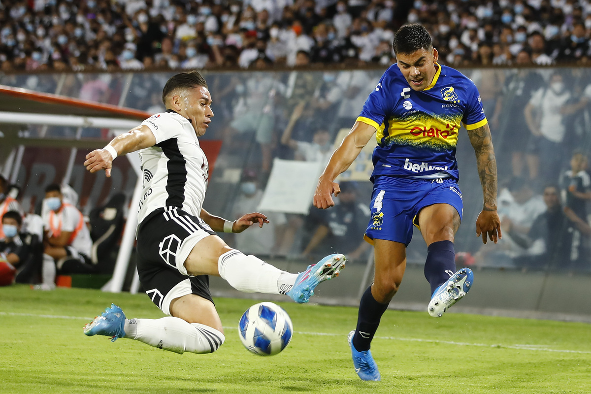 Óscar Opazo barriéndose frente a Álex Ibacache en un partido de Colo-Colo vs Everton.