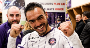 Gabriel Suazo sonriendo con las manos levantadas