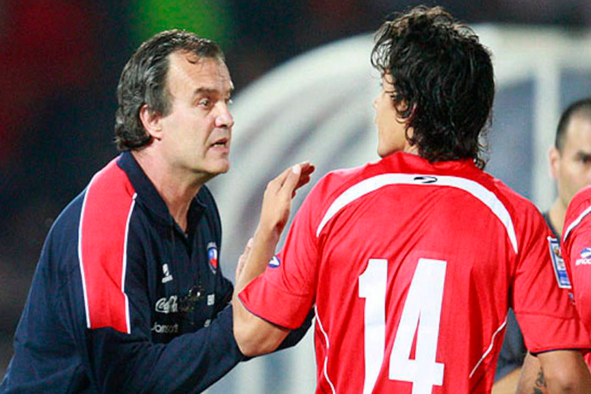 Matías Fernández, Marcelo Bielsa durante un partido con la Selección Chilena