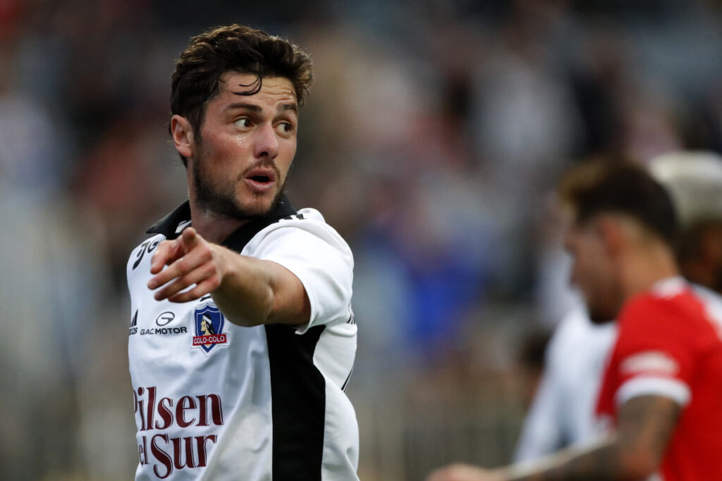 Marco Rojas imparte instrucciones con la camiseta de Colo-Colo.