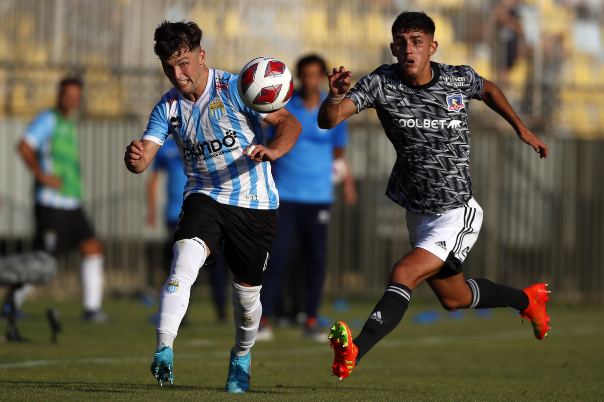 Bruno Gutiérrez trata de perseguir a un jugador de Magallanes que busca quedarse con un balón en el marco de la Supercopa 2023 que perdió Colo-Colo a manos del 'Manojito de Claveles'