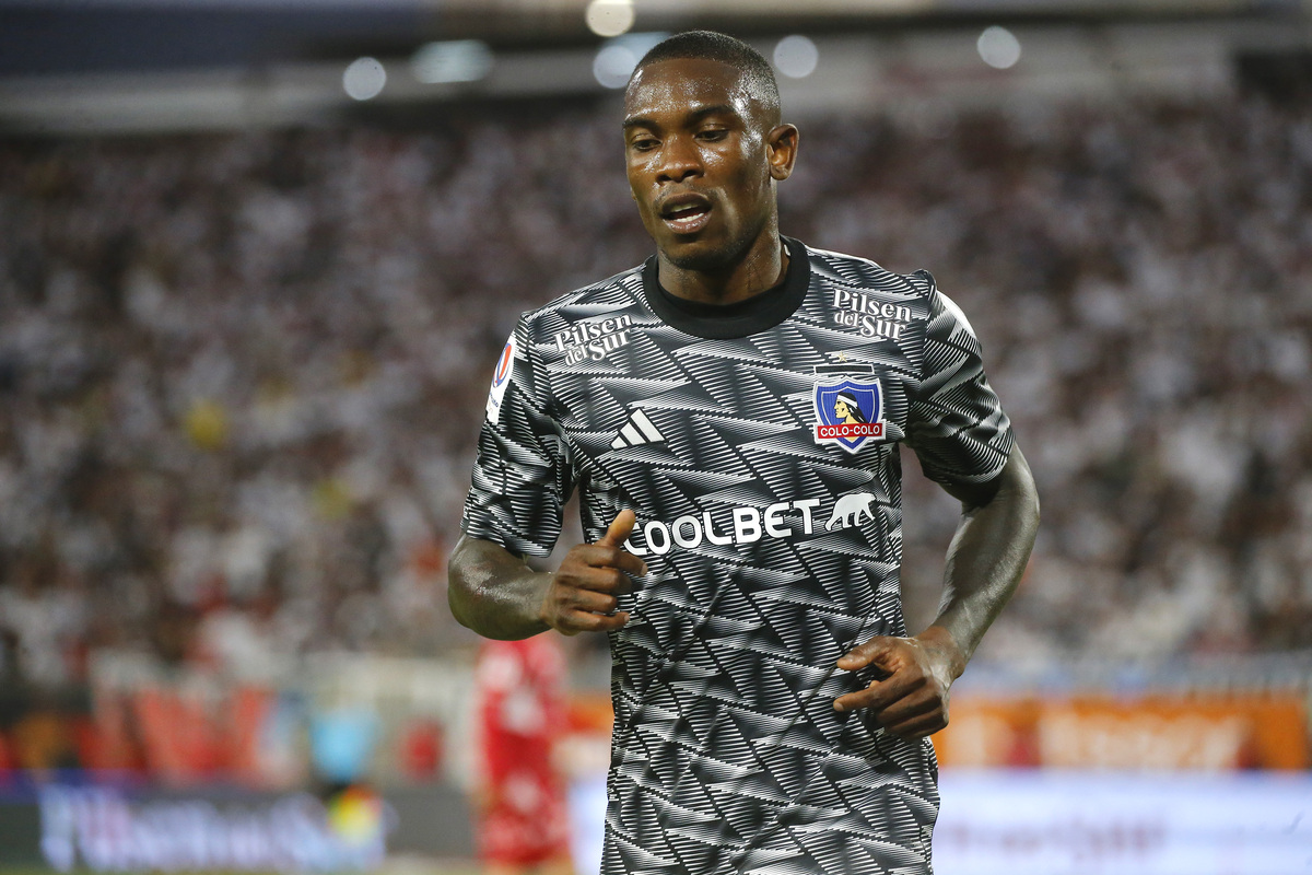 Fabián Castillo corriendo por la pelota jugando por Colo Colo