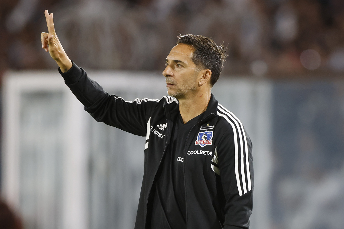 Primer plano a Walter Lemma dirigiendo un partido con Colo-Colo.