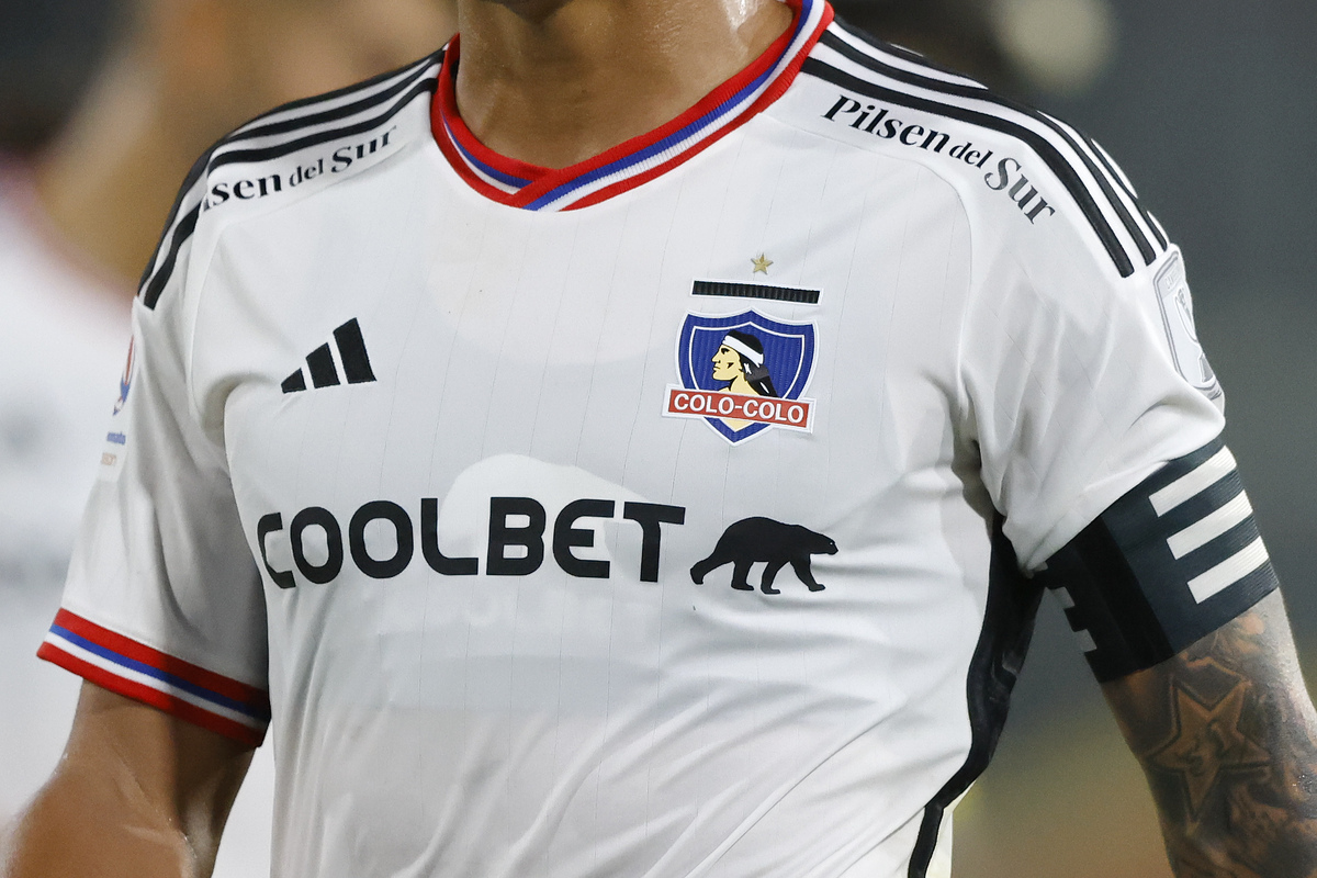 Camiseta blanca de Colo-Colo usada por jugador que tiene la jineta