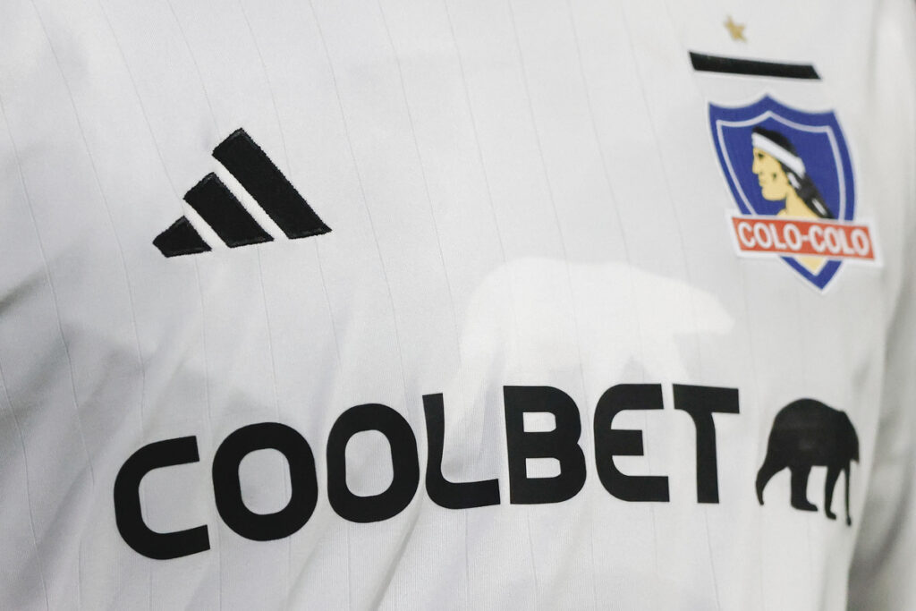 Primer plano a la camiseta de Colo-Colo durante la temporada 2023