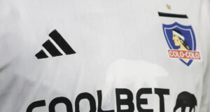 Primer plano a la camiseta de Colo-Colo durante la temporada 2023