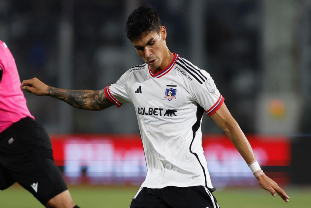 Erick Wiemberg jugando un partido con la camiseta de Colo-Colo en el Estadio Monumental.