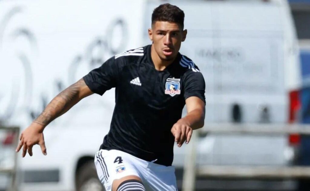 Alan Saldivia con la camiseta de Colo Colo 