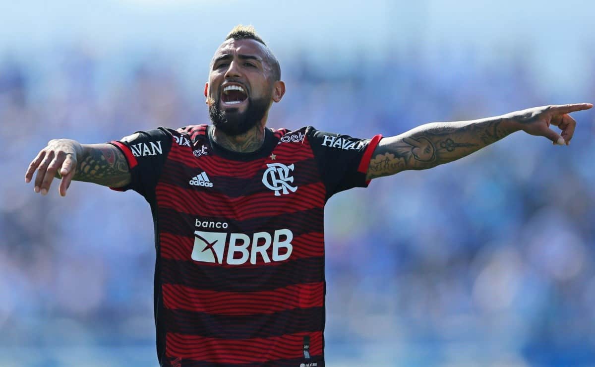 Arturo Vidal con los brazos levantados jugando por Flamengo