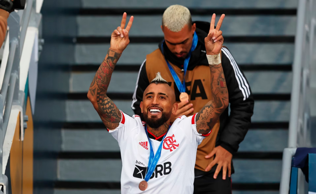 Arturo Vidal con los brazos levantados jugando por Flamengo