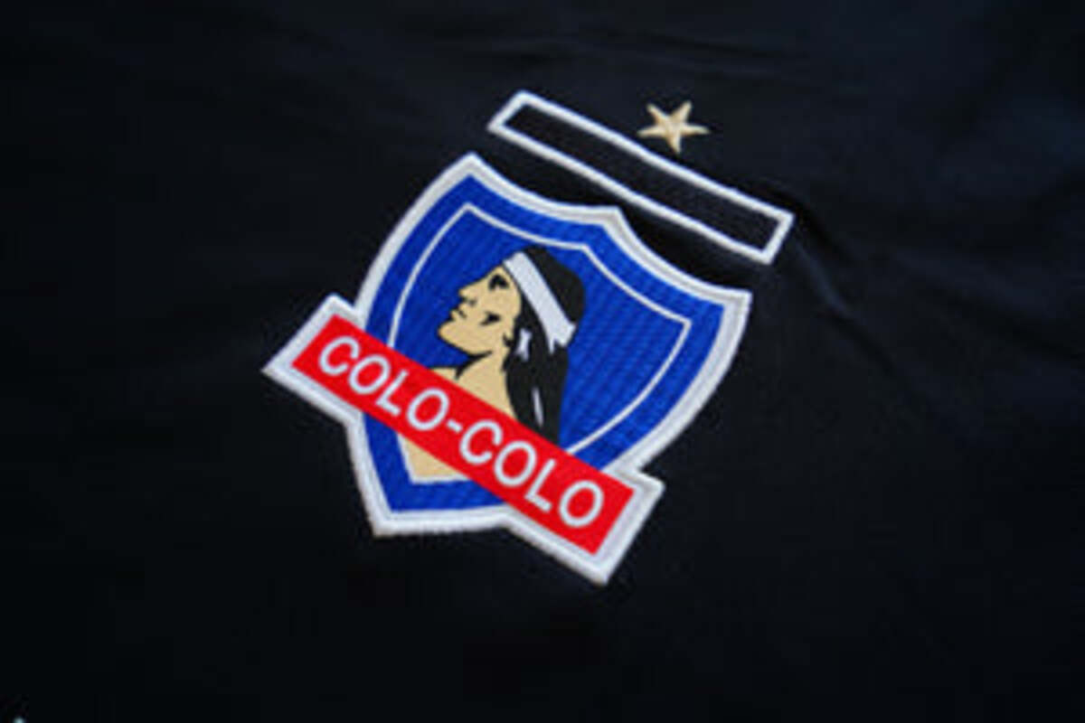 Escudo de Colo-Colo en una camiseta de color negro.