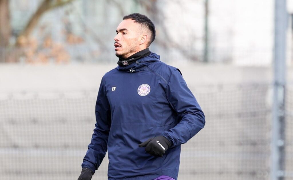 Gabriel Suazo mirando la cancha en práctica del Toulouse