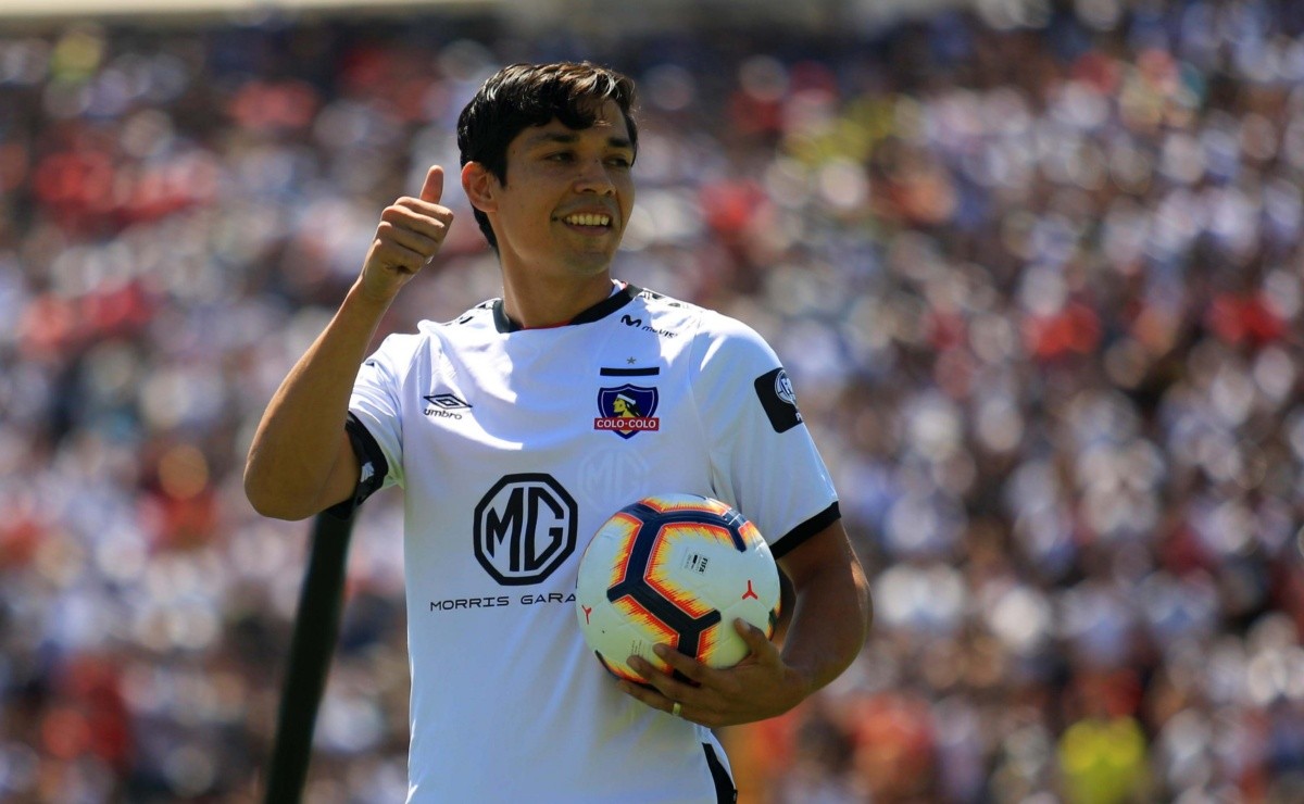 Matías Fernández levantando el pulgar con la camiseta de Colo Colo