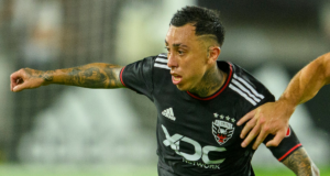 Primer plano de Martín Rodríguez jugando con la camiseta del DC United.