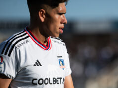Carlos Palacios jugando con la camiseta de Colo Colo