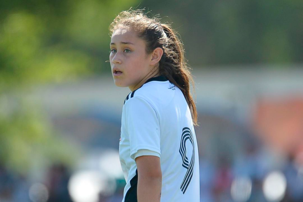 Catalina Muñoz disputando un partido por la categoría Sub 16 de Colo-Colo Femenino.