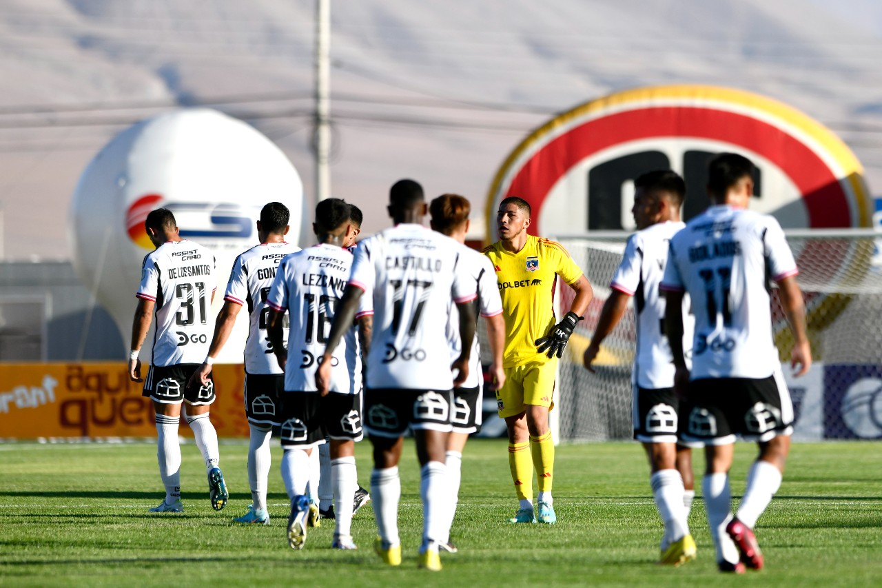 Plantel de Colo-Colo saliendo de la cancha del Estadio El Cobre tras el partido ante Cobresal.