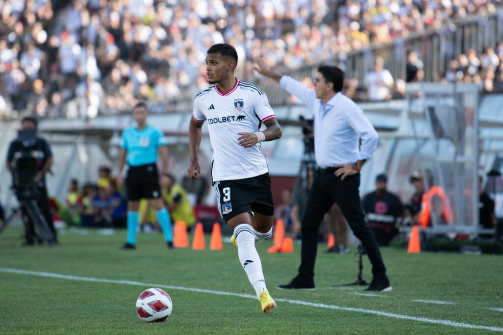 Primer plano a Daniel Gutiérrez con la camiseta de Colo-Colo en el Estadio Monumental.