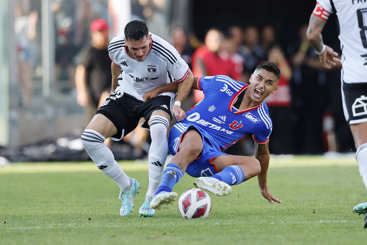 Ramiro González y Nicolás Guerra disputando el balón