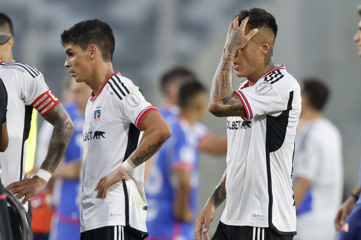 Darío Lezcano y Erick Wiemberg, jugadores de Colo-Colo durante la temporada 2023 se lamentan tras el empate 0-0 ante Universidad de Chile durante el primer semestre del año por el Campeonato Nacional.