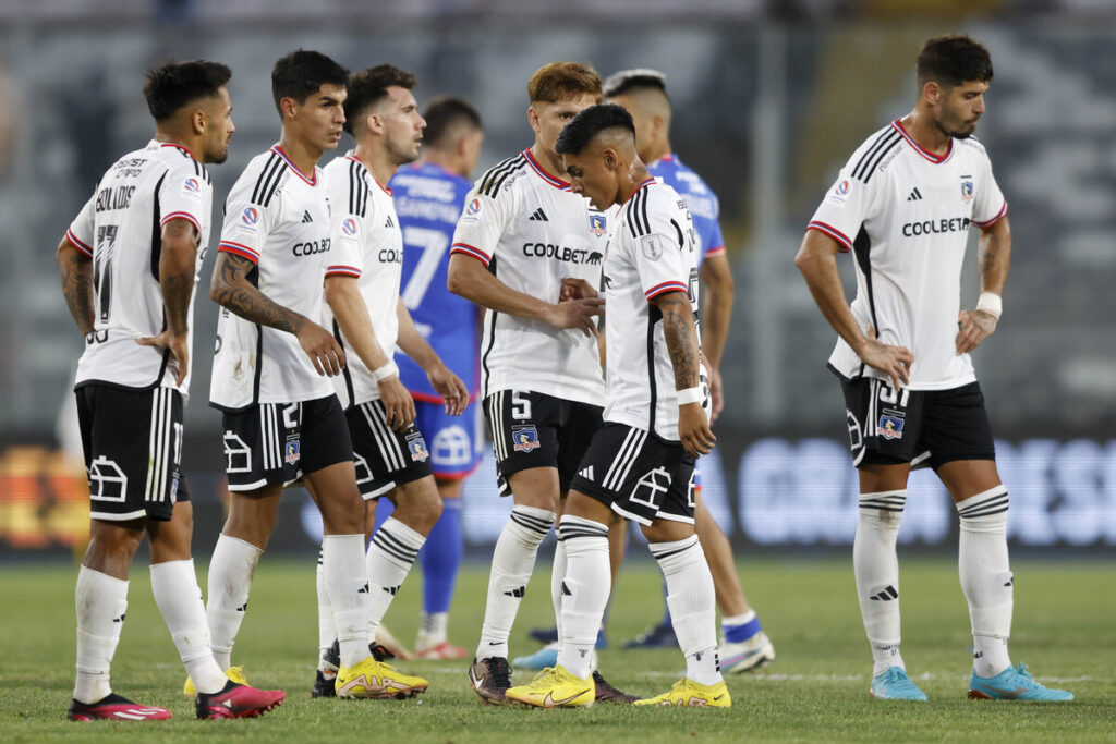 Futbolistas de Colo-Colo se lamentan tras empatar 0-0 ante Universidad de Chile en la primera rueda del Campeonato Nacional 2023.