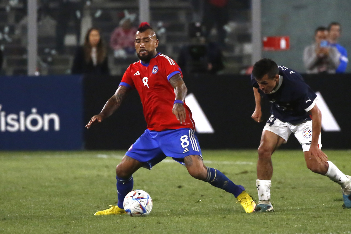 Arturo Vidal disputando el balón jugando por La Roja