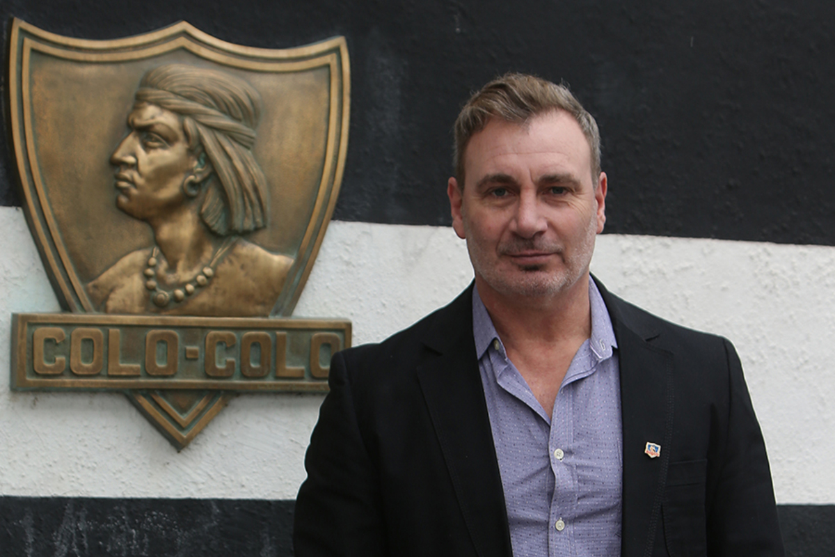 Marcelo Barticciotto posando con la insignia de Colo-Colo a las afueras de la oficina del Club Social y Deportivo en el Estadio Monumental.