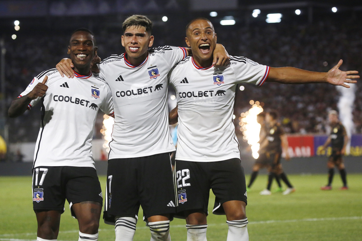 Fabián Castillo, Leandro Benegas y Carlos Palacios celebran un gol con la camiseta de Colo-Colo.